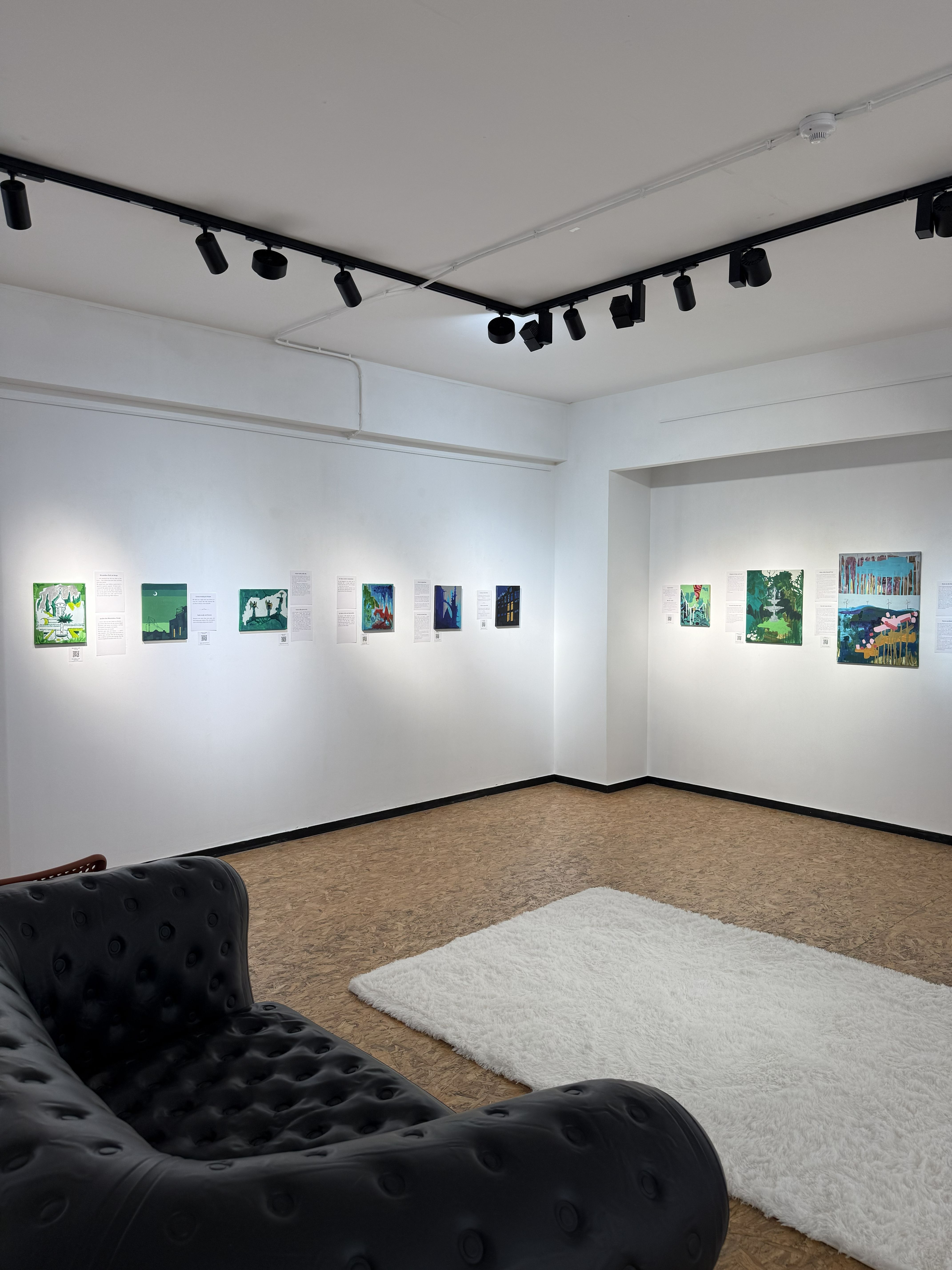 Exhibition room with a sofa and a carpet
